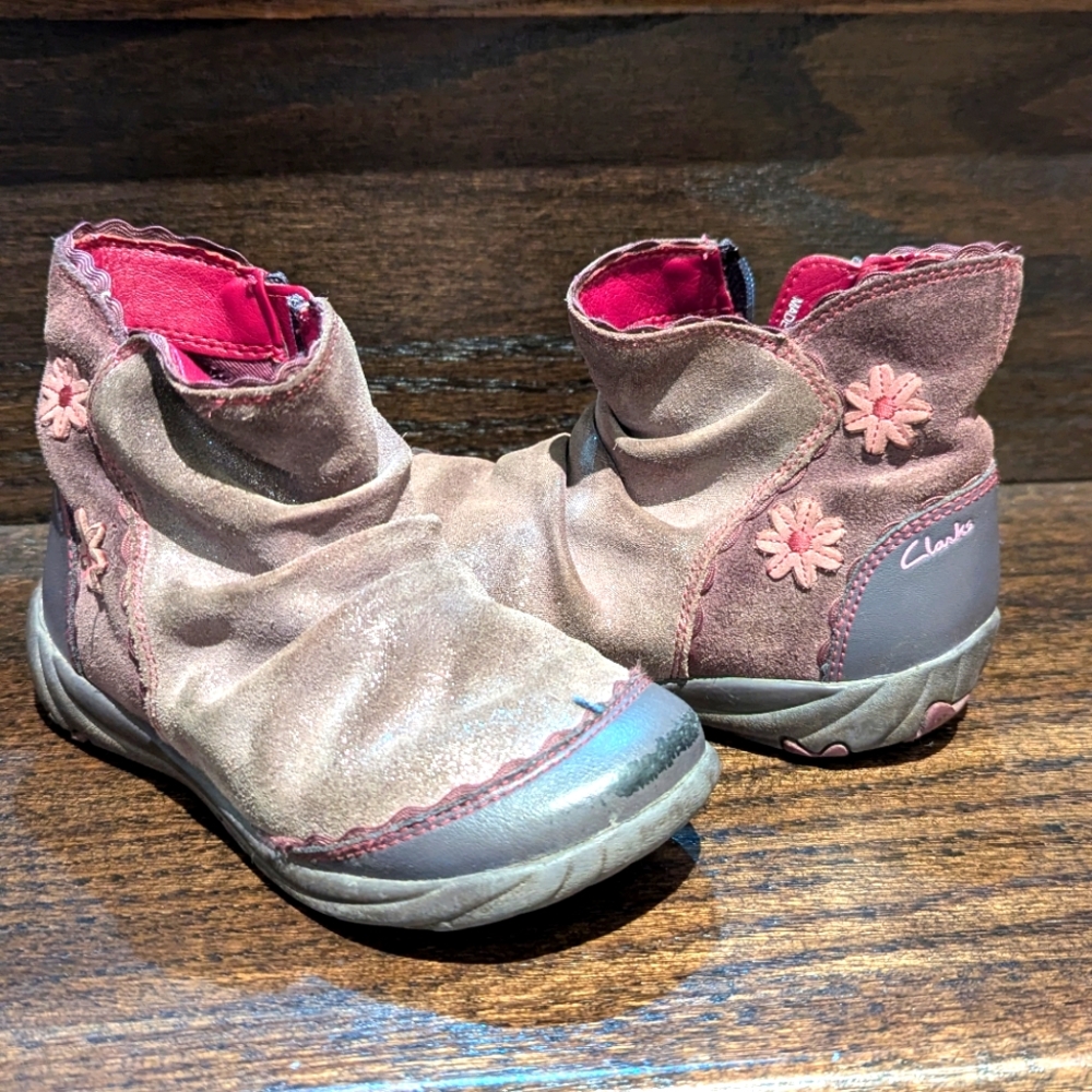 2/$25👶Clarks 8T Leather Booties